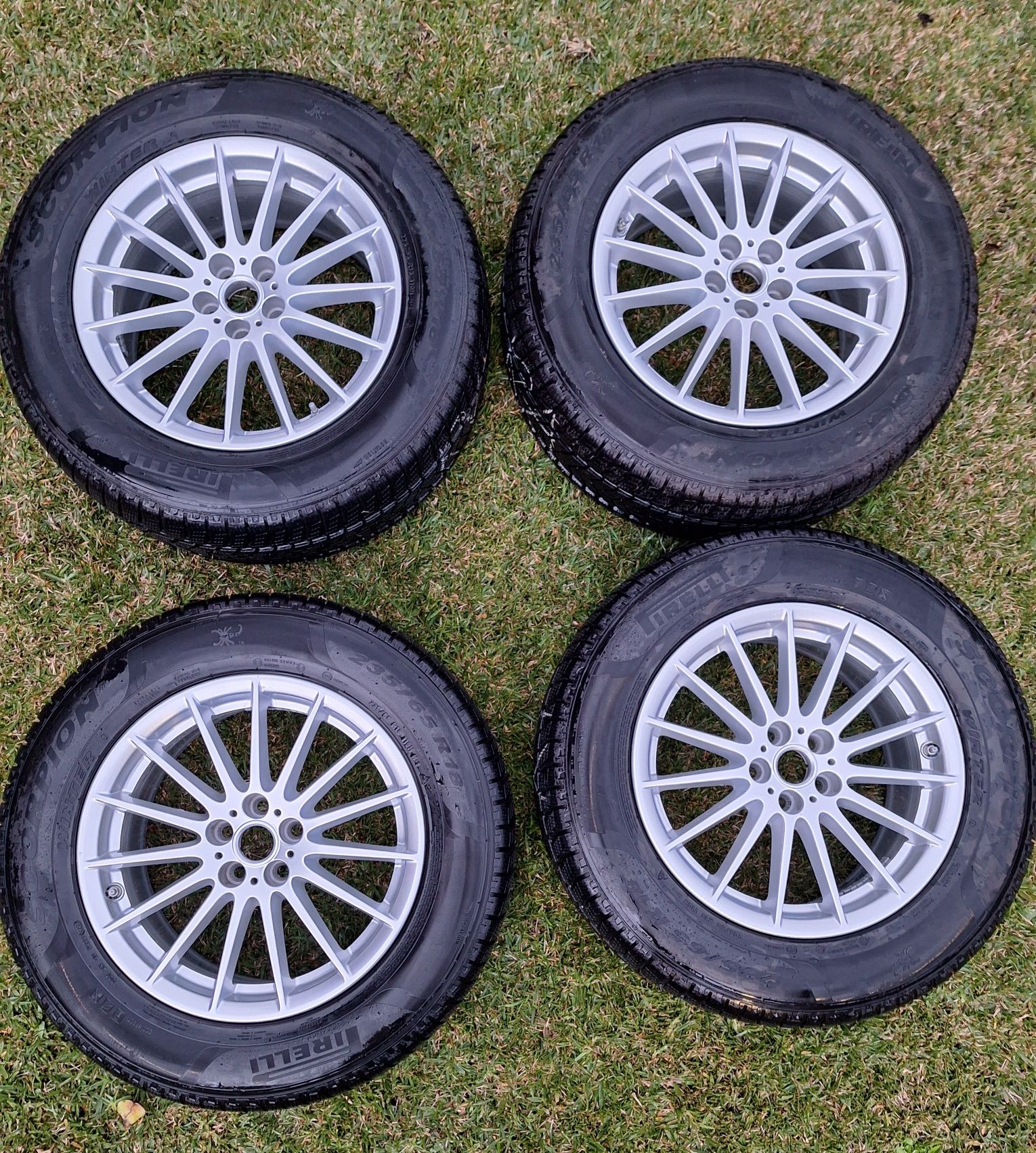 Pneus Pirelli 235 65 R18 - jantes não incluídas