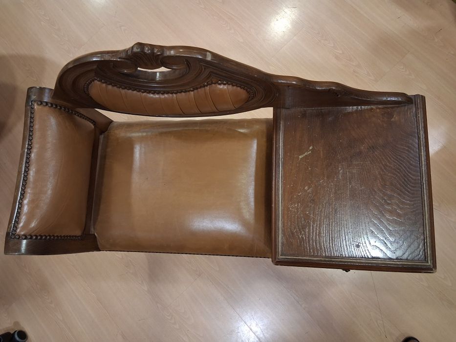 Mesa e banco de telefone antigo em madeira