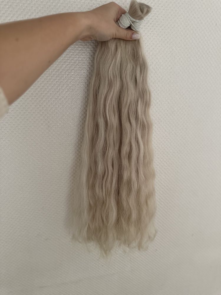 Натуральные белые волнистые волосы для наращивания