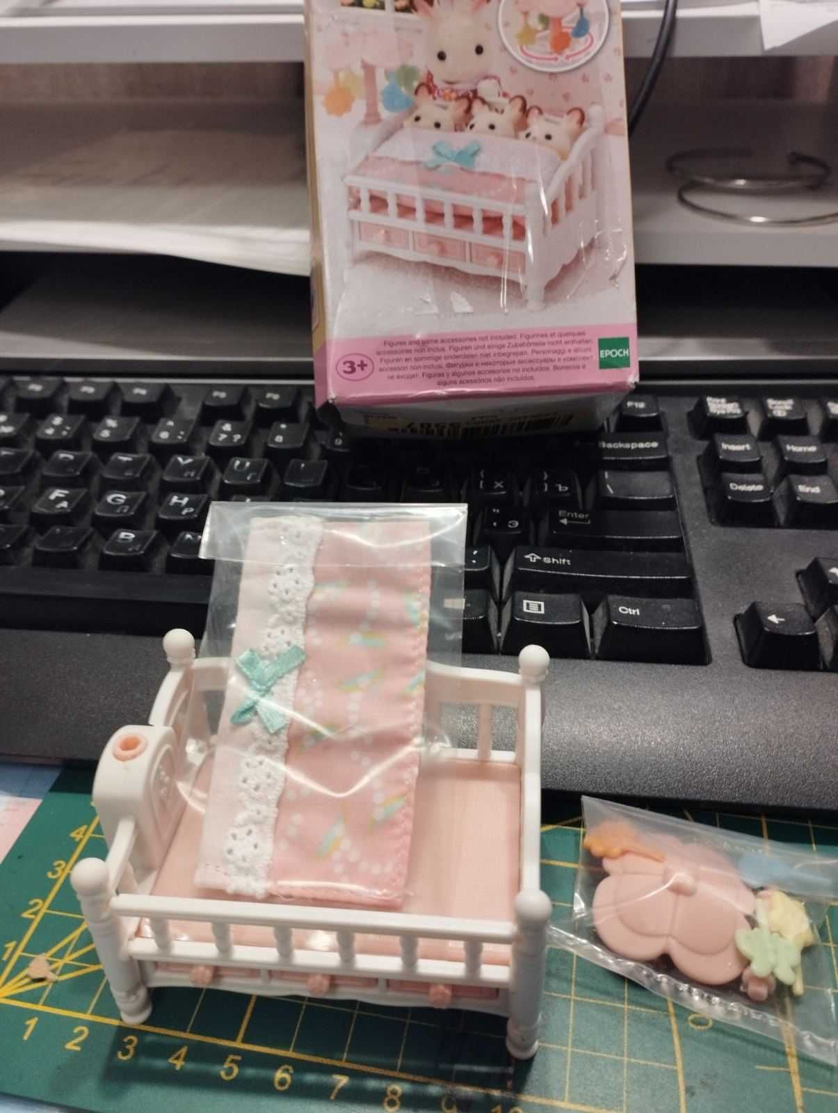 Zestaw Sylvanian Families łóżeczko z karuzelką