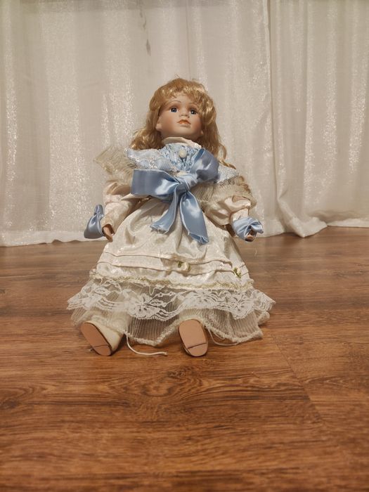 Śliczna lalka porcelanowa