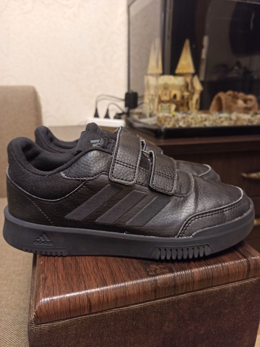Оригінал ADIDAS кросівки для хлопчика або дівчинки, 35.5 розмір, 23 см