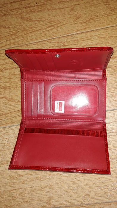Piękny skórzany portfel czerwony duży