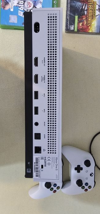 Xbox one S + 2 pady + 2 gry, w bardzo dobrym stanie, używana