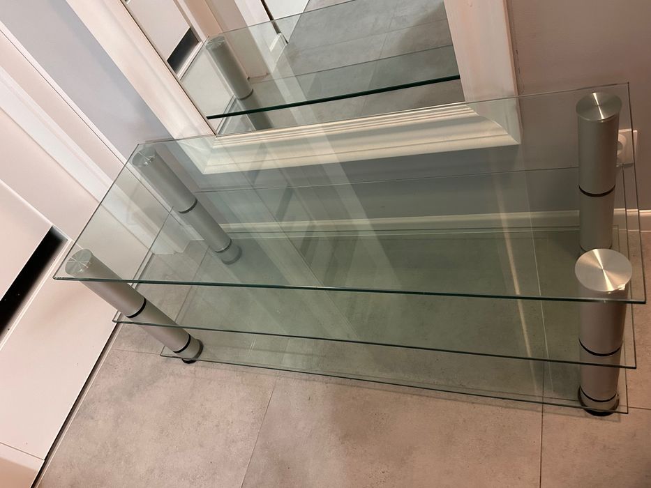 Szklany stolik z półkami