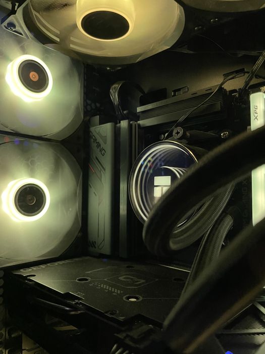 Komputer Rtx 4060 ryzen 5 7500f Ram 32GB DDR5 1TB Lian li o11 visison