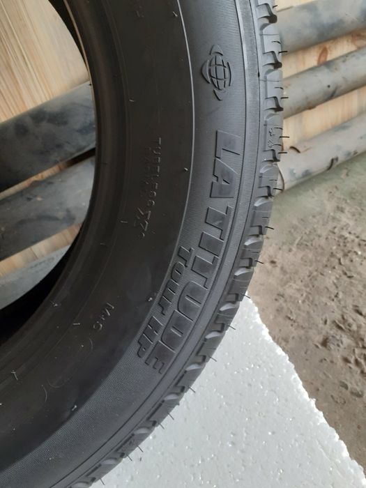 Продам новую резину Michelin 215/65R16 . 4000гр.