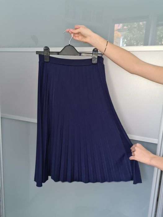 Plisowana spódnica granatowa do kolana