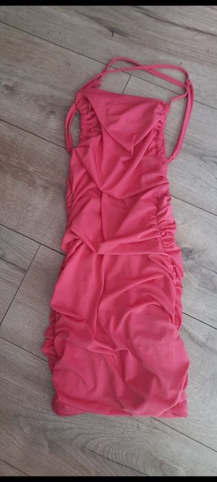 Różowa sukienka z odkrytymi plecami