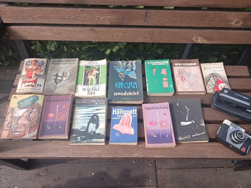 Stare książki i aparaty fotograficzne