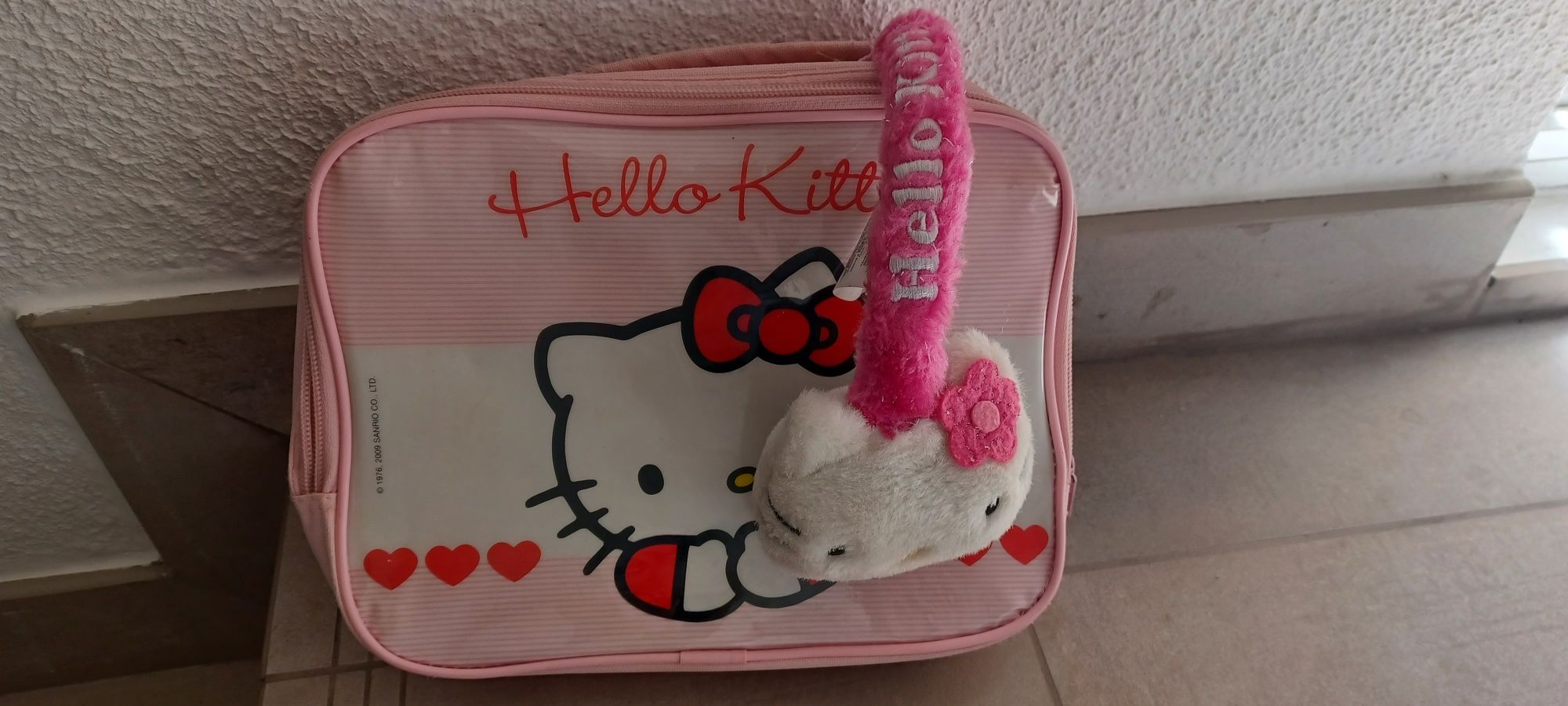 Conjunto hello kitty lancheira térmica e tapa orelhas .artigos novos