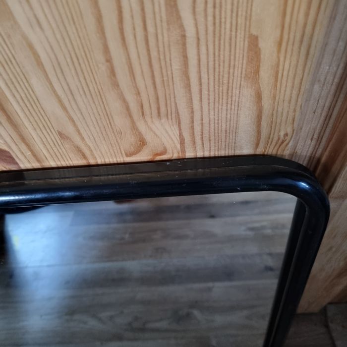 Lustro w czarnej metalowej ramie