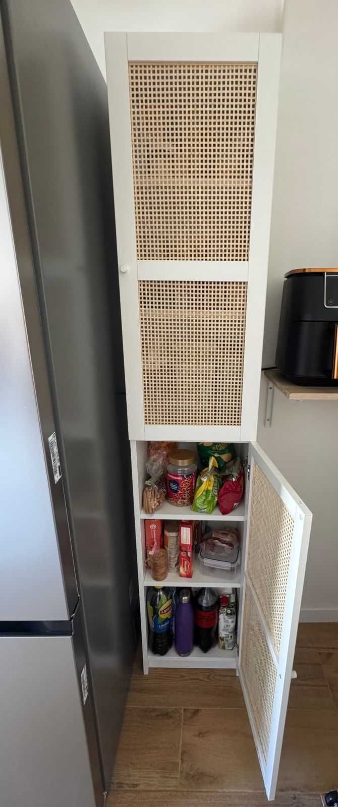 Saída do país – móveis impecáveis – Armário de cozinha com duas portas