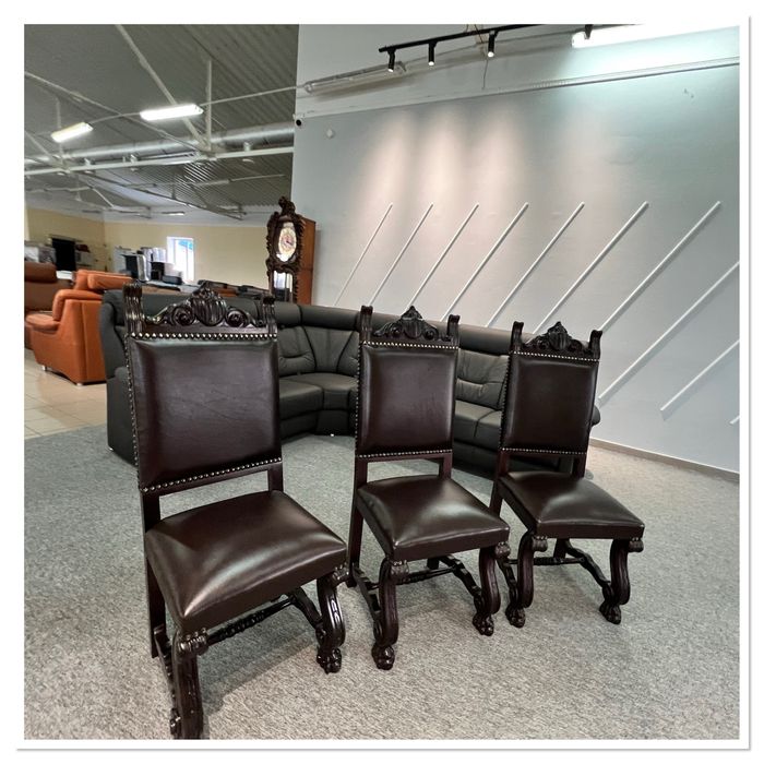 Крісла різьблені старовинні шкіряні ренесанс дивани шкіряні