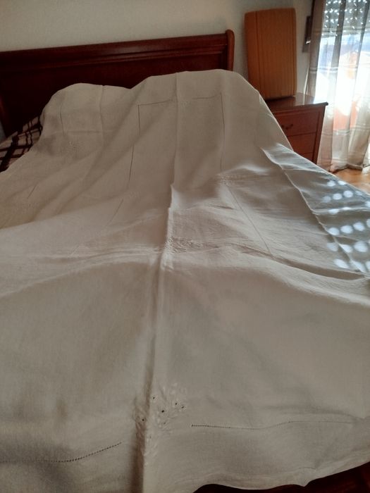Toalha de mesa  em linho e bordado
