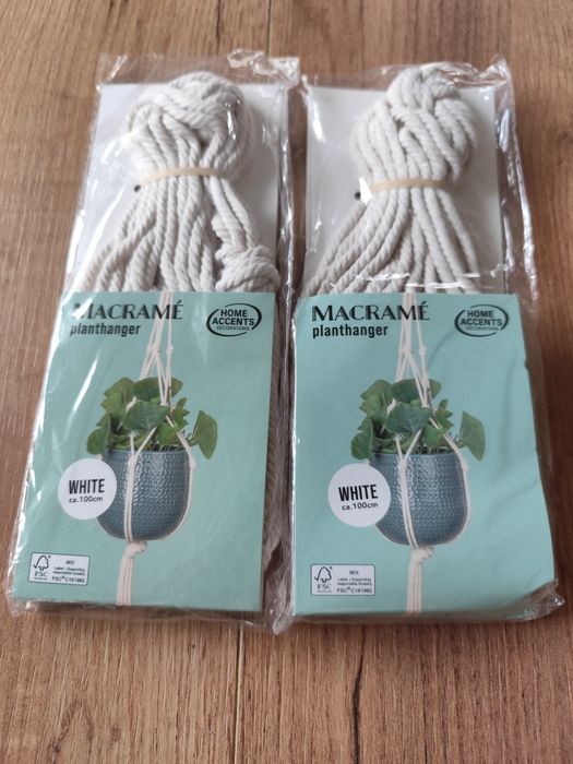Wieszak na rośliny z makramy i juty