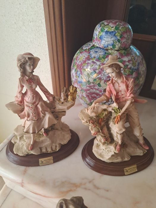 Estatuetas, pote e prato