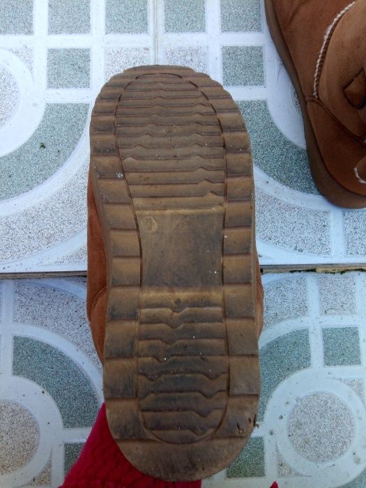 Botas pantufas castanhas com pêlo e laço