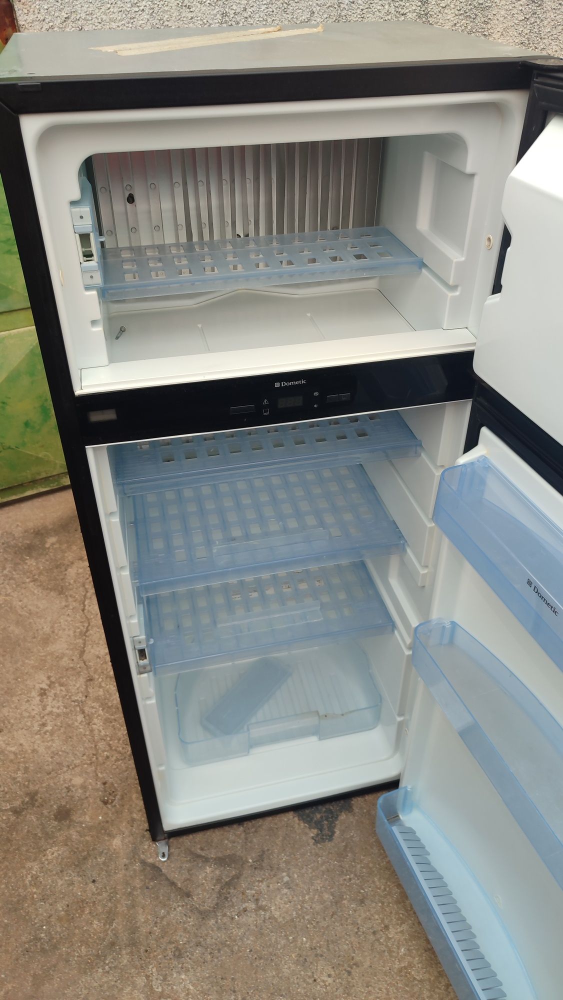 Frigorífico trivalente Dometic RMD 8505 automático
