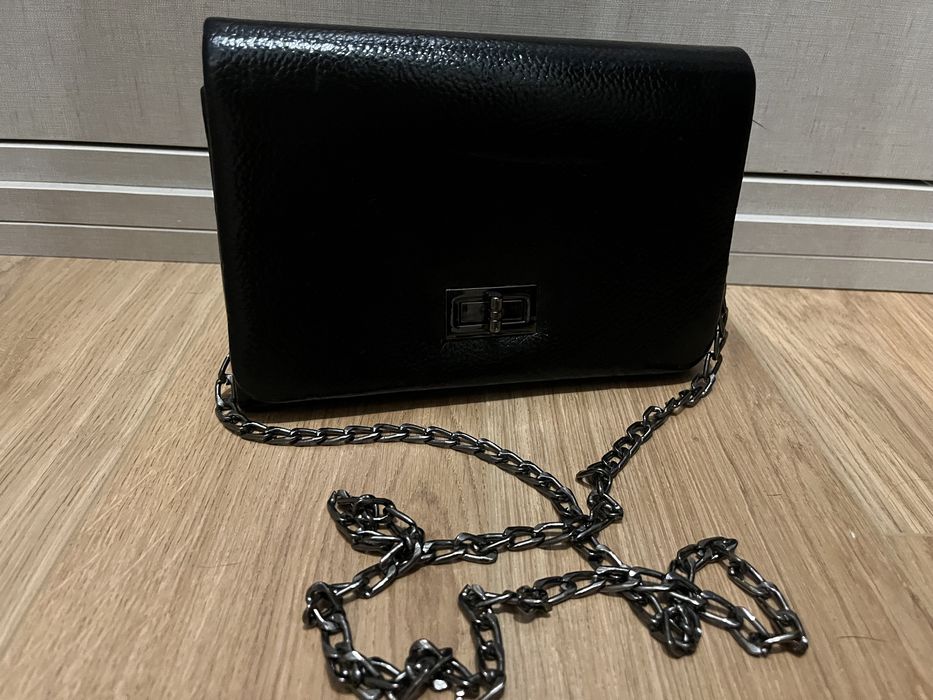 Mala preta com alça em metal