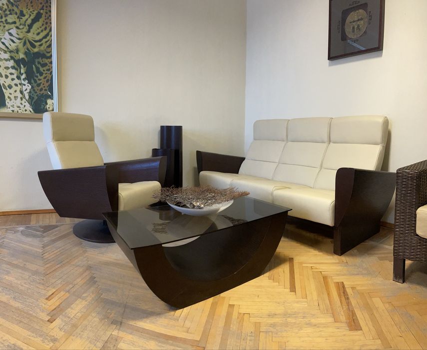 Мягкая офисная мебель, диван, кресло, столик и кашпо.