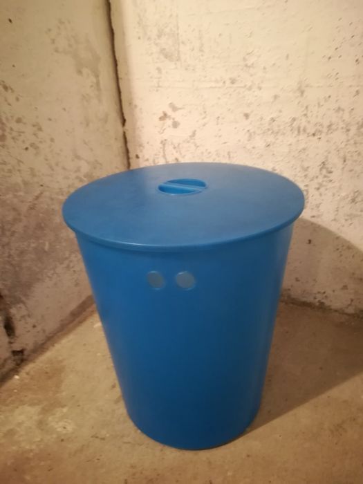 Kosz plastikowy o szer 38cm góra dół o szer 28cm  o wysokości 45 cm