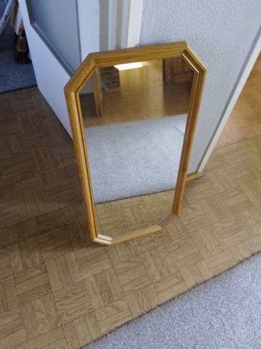 Lustro z drewnianą ramą