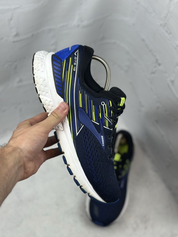 Чоловічі спортивні бігові кросівки Brooks Adrenaline 44p
