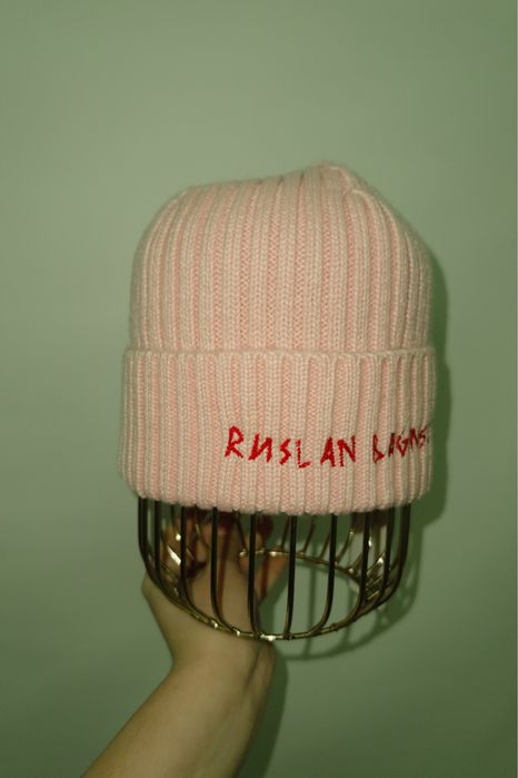 Шапка Ruslan baginskiy Monogram-embroidered Wool Beanie тренд 2025