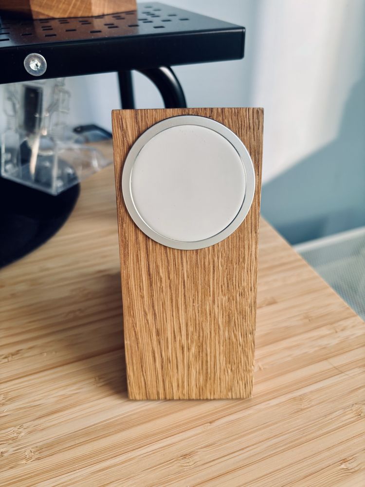 Drewniany stojak pod ładowarkę MagSafe