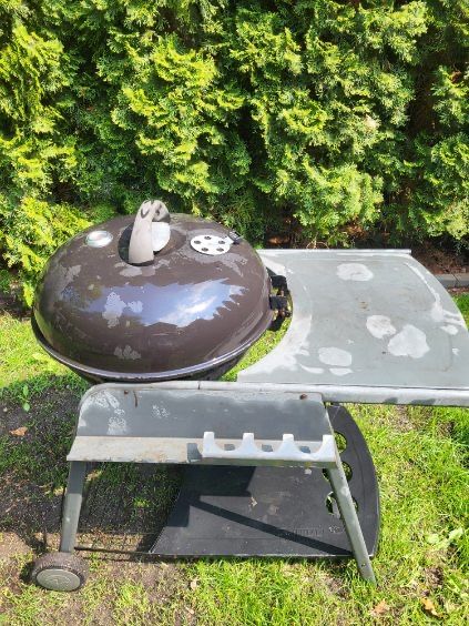 Grill ze stoliczkiem