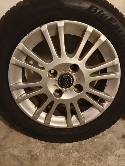 Felgi aluminiowe 15' 4x114,3 15 ET44 Volvo opony zimowe 195/60r15