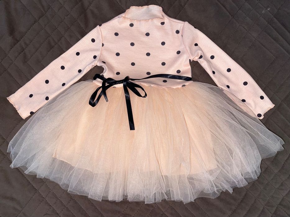 Святкова сукня на дівчинку в ідеальному стані