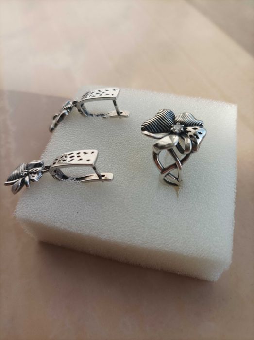 Оригінальний срібний набір "Квітка" -  сережки + каблучка