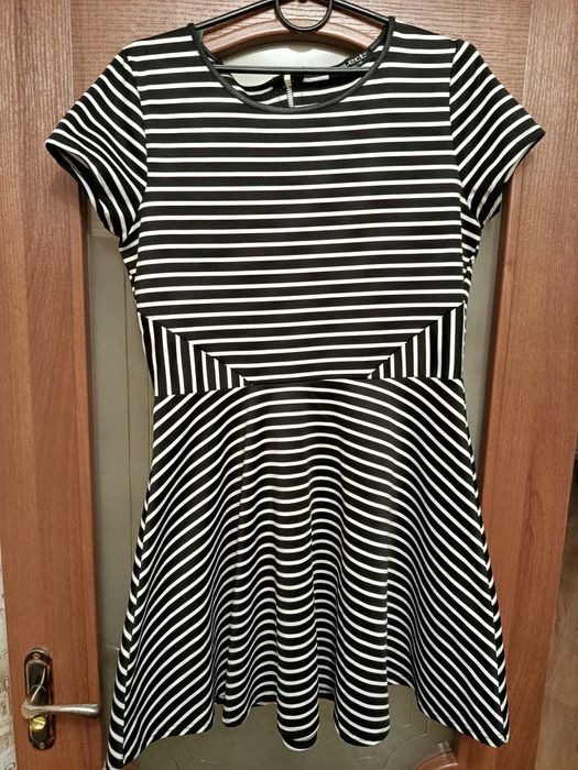 Гарна сукня у смужку,розмір 50-52