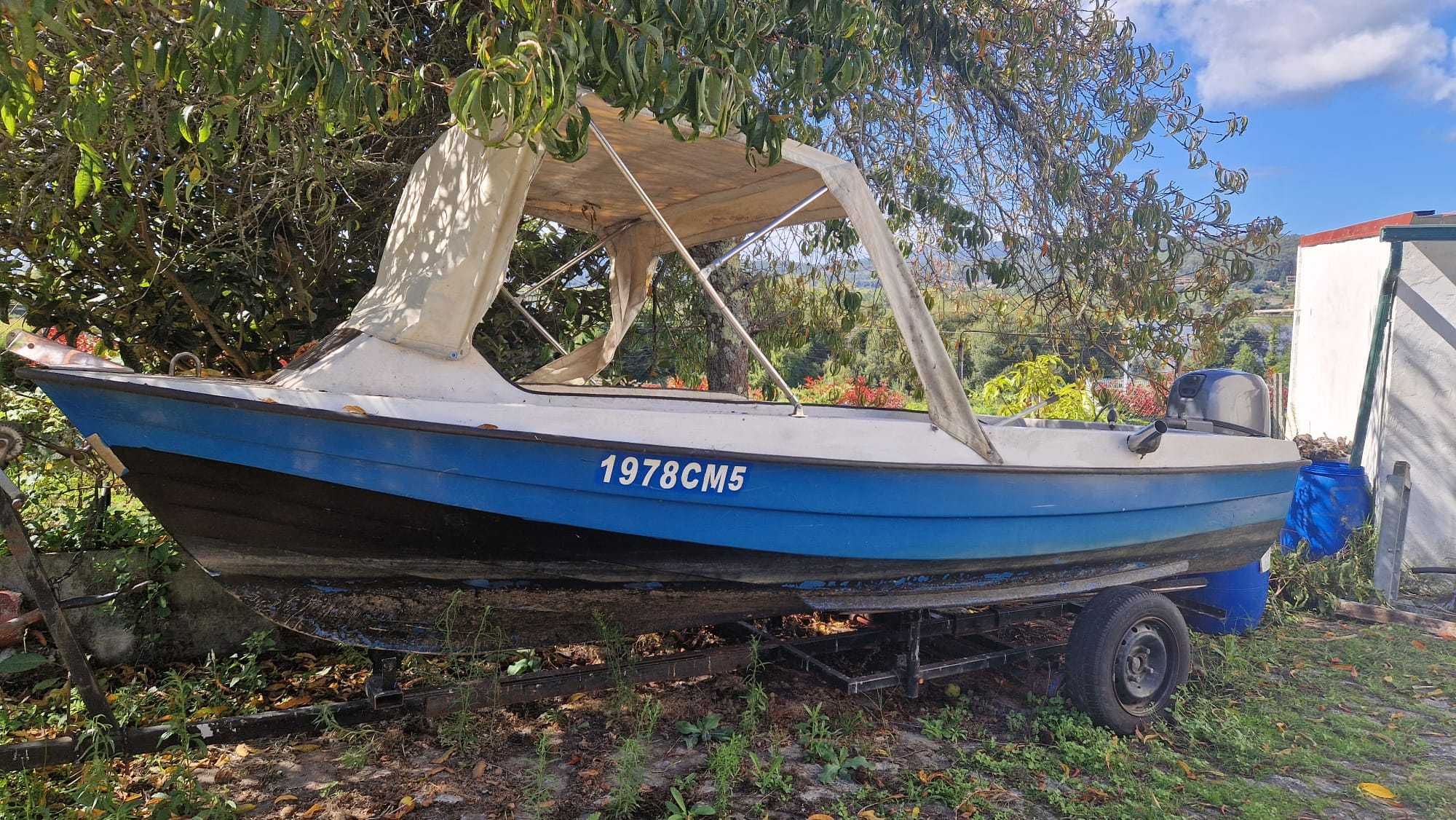 Barco de Recreio com Reboque