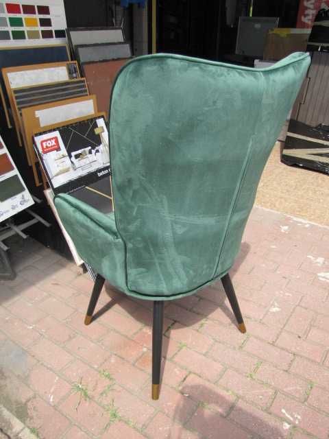 Fotel typu muszla welur butelkowa zieleń drewniane nogi