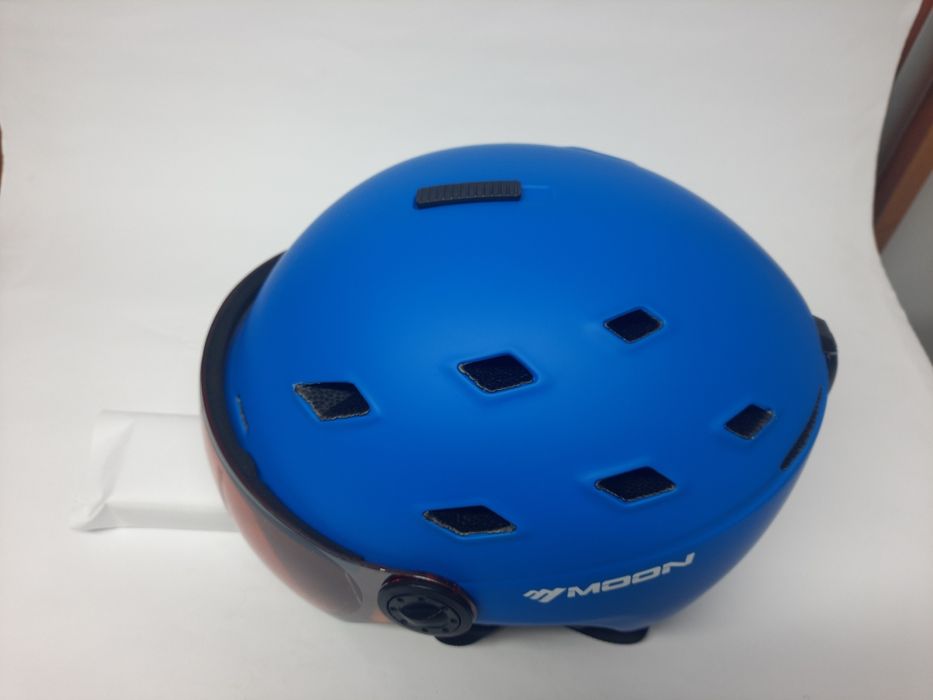 Kask narciarski z szybką