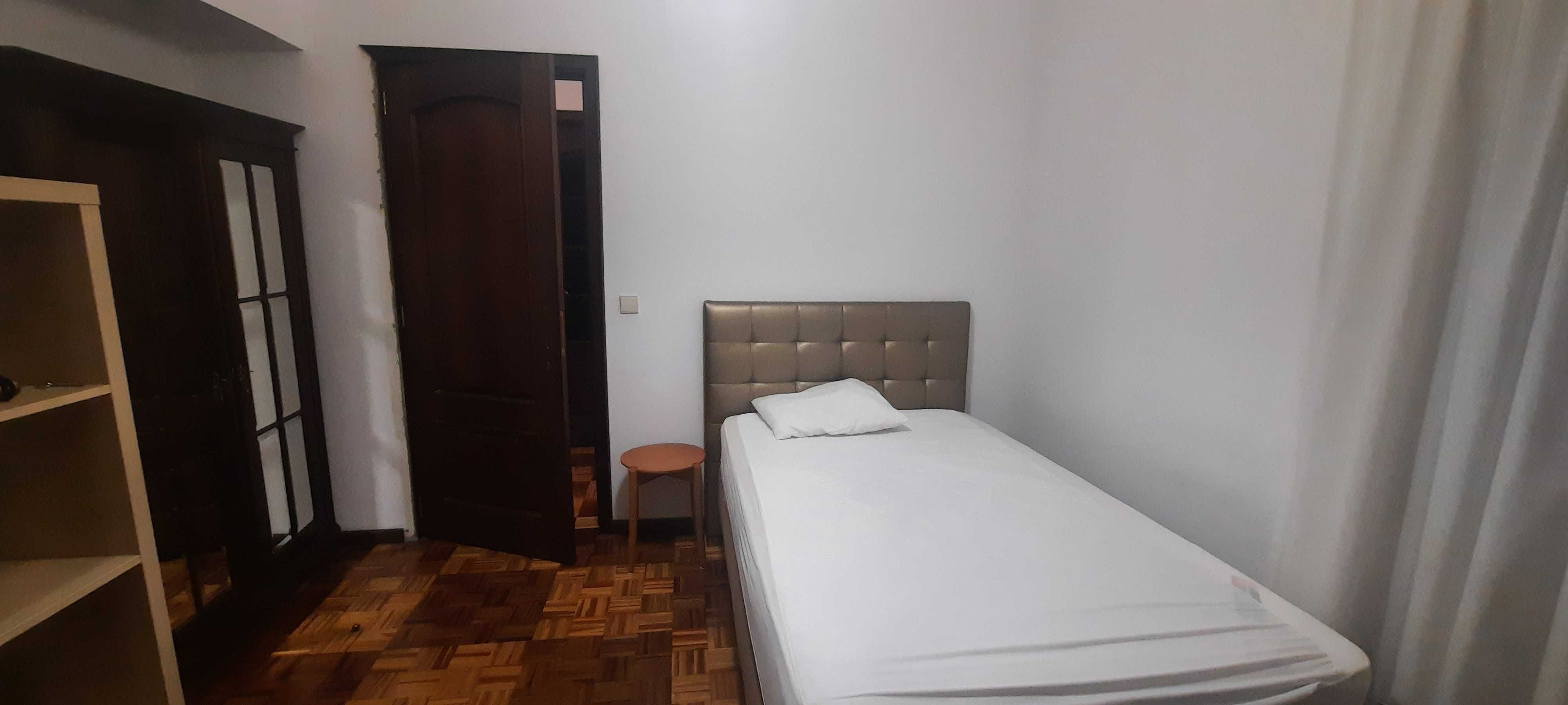 Quarto em apartamento equipado
