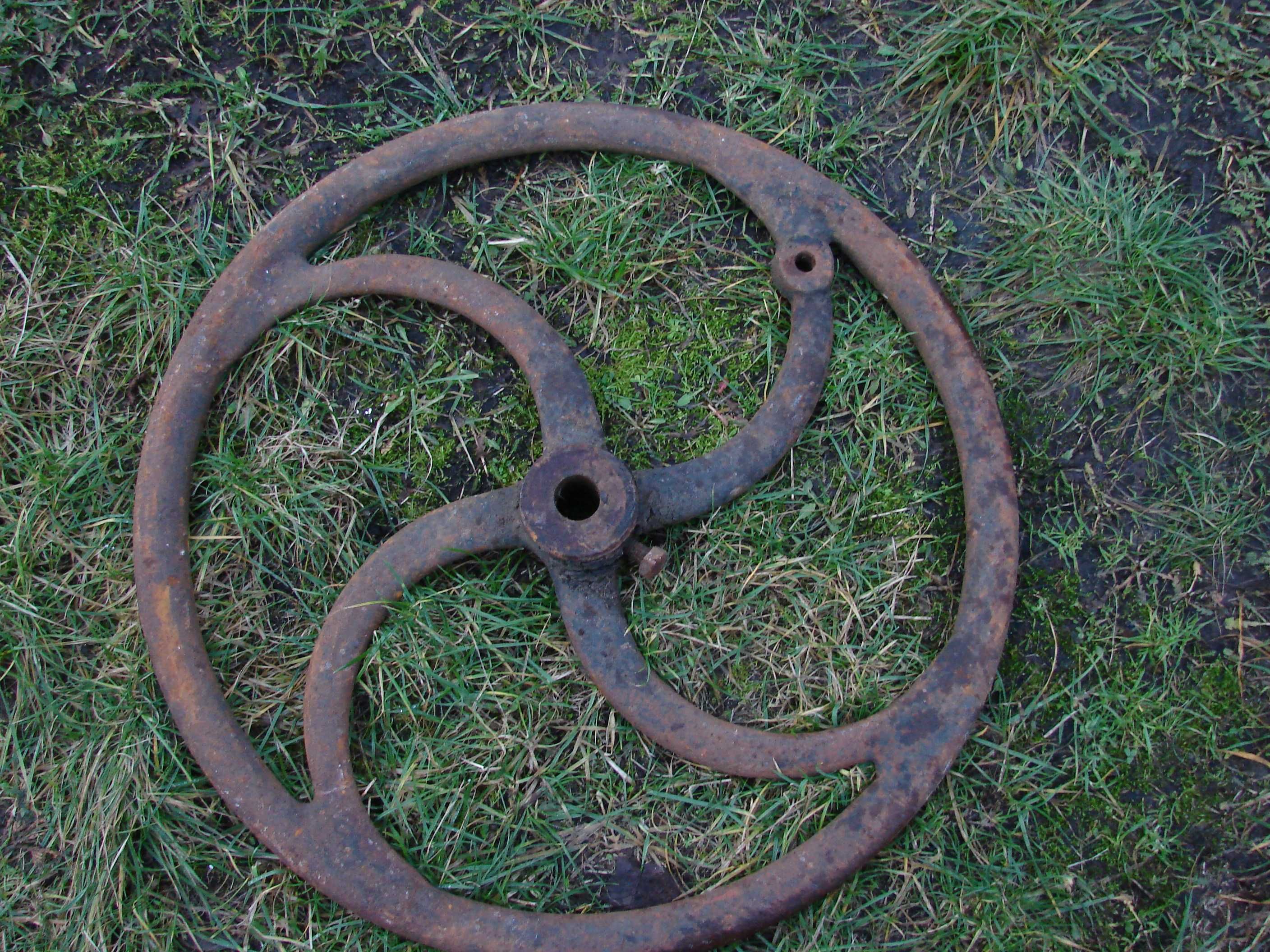 Stare koło żeliwne do kołowrotu studni 62cm zamachowe