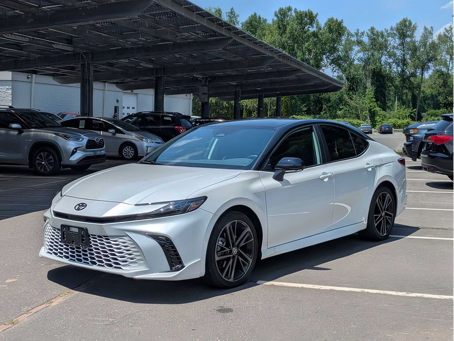Toyota Camry      2025