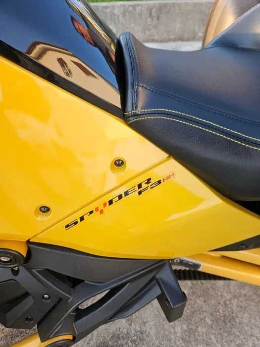 Moto Can-Am impecável