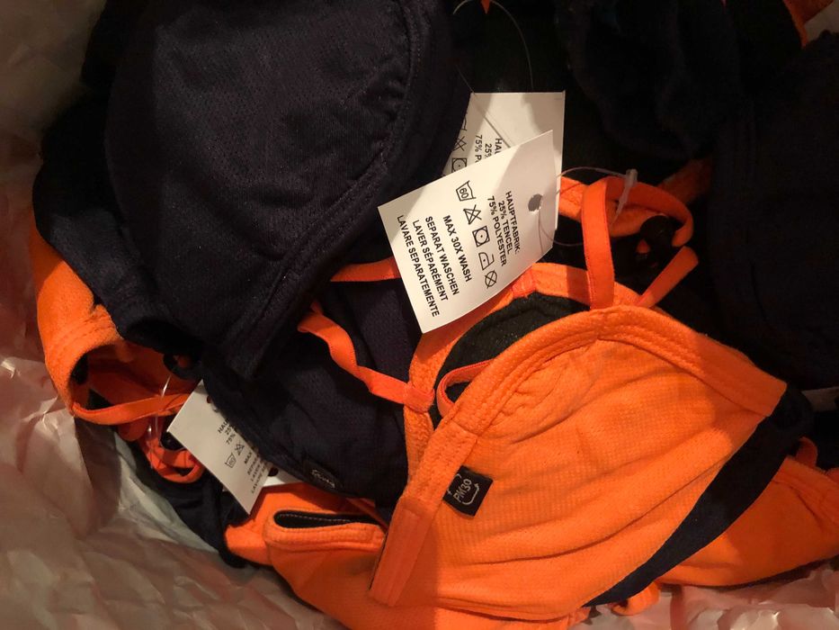 Строительные защитные маски из материала-фабрычные.