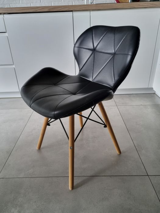 4 czarne krzesła do kuchni