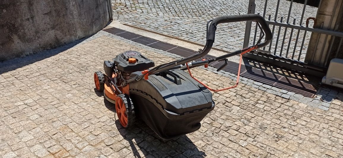 Máquina cortar relva