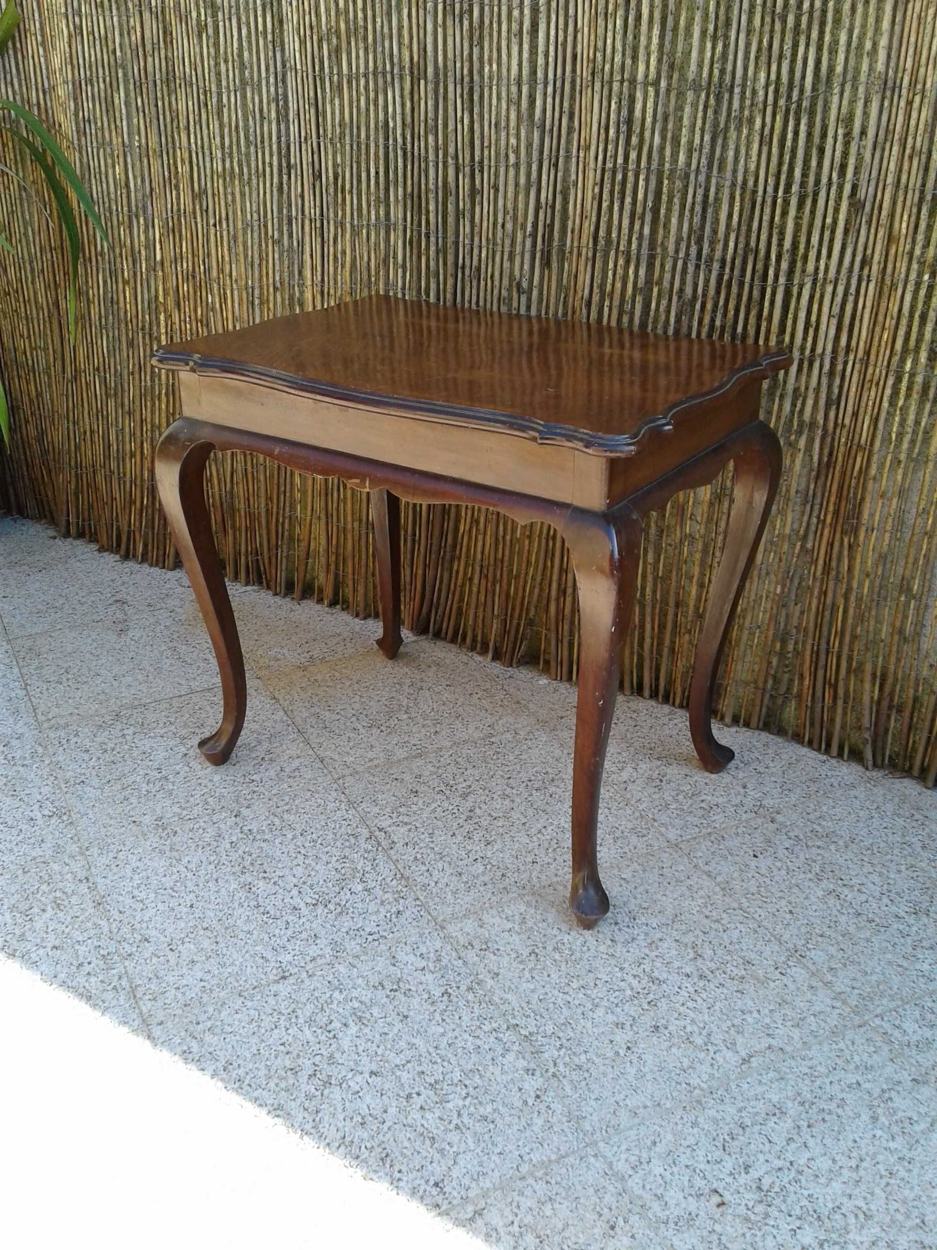 Mesa antiga em madeira