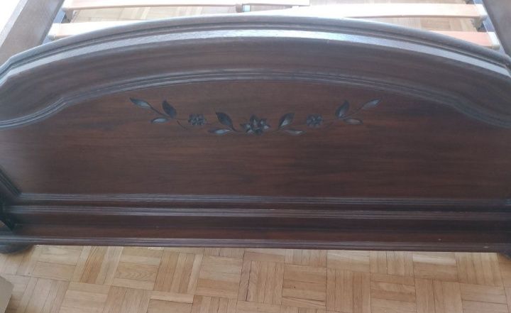 Łóżko dębowe z dwiema szafkami – solidne i eleganckie!