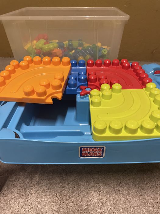 Caixa com mesa de brincar Mega bloks