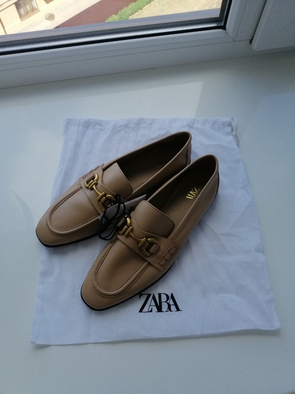 Жіночі туфлі Zara.