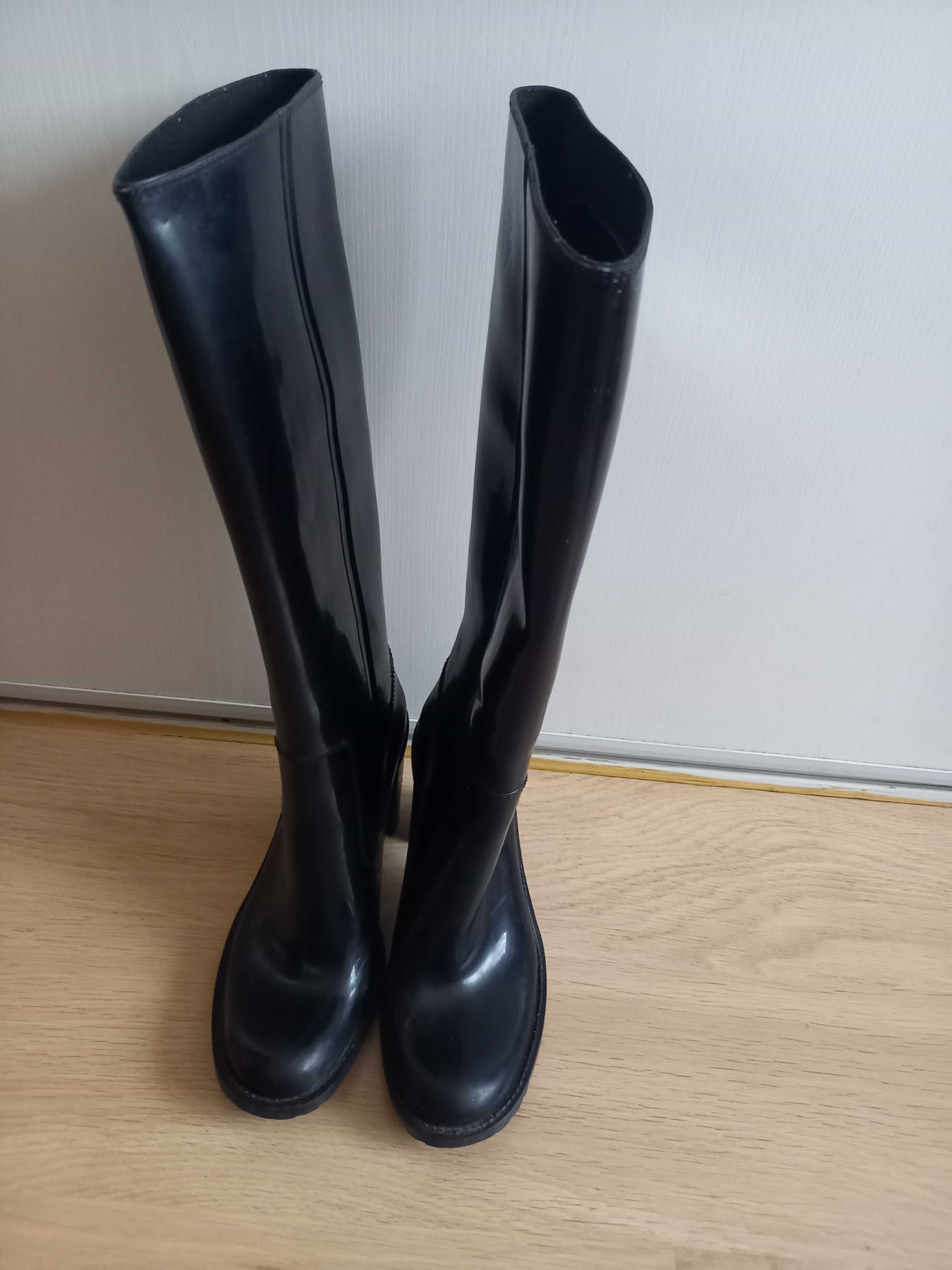 Czarne kalosze na obcasie Armani Collezioni 39